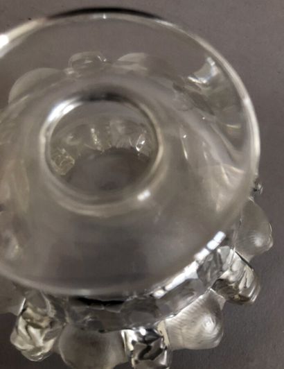 null LALIQUE

Petit vase en cristal à décor aux moineaux.

Signé au revers.

Haut:...