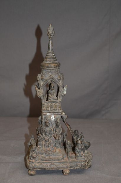 null Petit AUTEL pour offrande en bronze représentant un temple Birman

Début XXème...