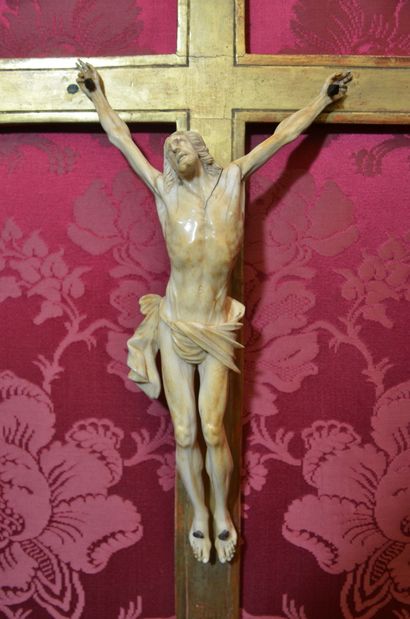 null CHRIST en ivoire sculpté sur une croix en bois doré dans une encadrement à fronton...