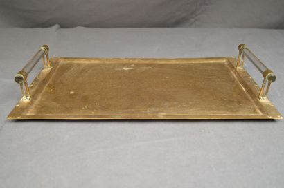 null PLATEAU rectangulaire en cuivre jaune martelé, prise en verre

Vers 1900

43...