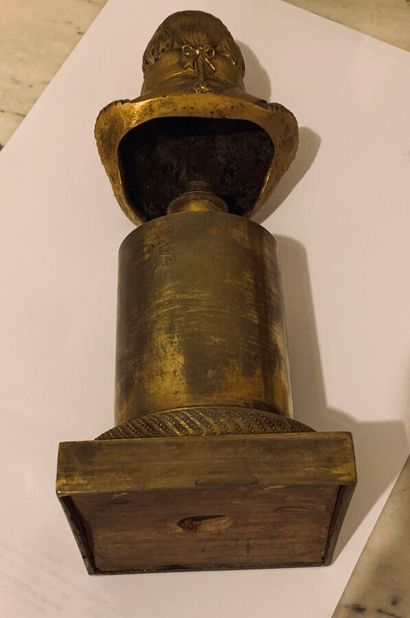null Petit buste en bronze doré figurant Louis XVIII.

Haut:23 cm