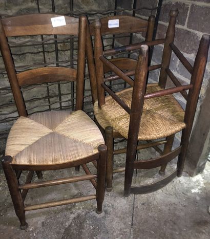 Trois chaises en bois naturel à assises ...