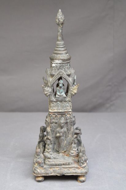 null Petit AUTEL pour offrande en bronze représentant un temple Birman

Début XXème...