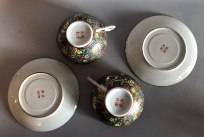  DEUX TASSES à thé et SOUS -TASSES en porcelaine polychrome à décor floral 
Japon,...
