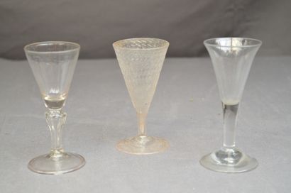 null Suite de trois verres divers à pied

XVIII siècle

Ht. 13,5 - 14 - 14,5 cm