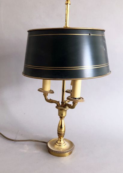  Lampe bouillotte en bronze doré à trois bras de lumière. Abat-jour en tôle. 
Style...