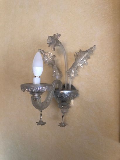  PAIRE d'APPLIQUES en verre translucide de Murano à un bras de lumière 
Haut. 34...