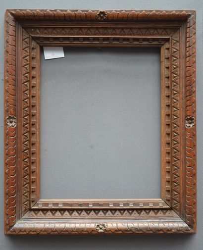 null CADRE en bois sculpté et patiné à décor géométrique 

Style Italie, XIXème siècle

49...