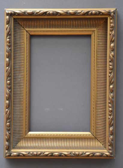 null CADRE en bois et stuc doré à canaux.

Style Louis XVI

21,5 x 34,5 x 9,5 cm

(petits...
