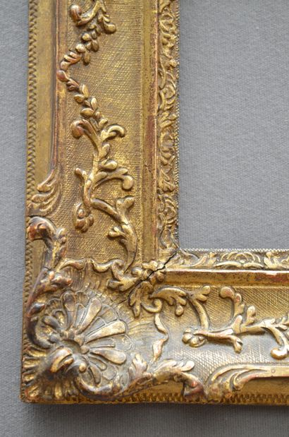  Petit CADRE en bois et stuc doré à décor Bérain. 
Angleterre, XVIIIème siècle 
17...
