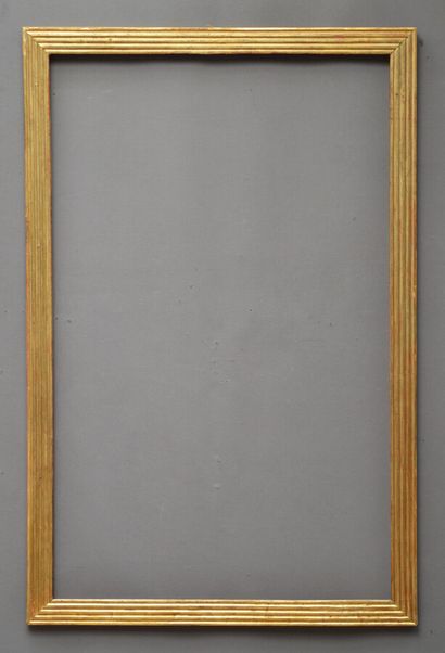  BAGUETTE en bois mouluré et doré sculpté de cannelures 
XIXème siècle 
114 x 71,5...