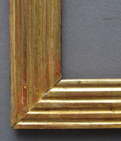  BAGUETTE en bois mouluré et doré sculpté de cannelures 
XIXème siècle 
114 x 71,5...
