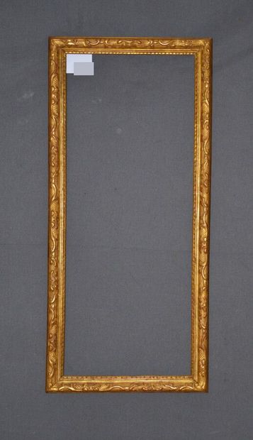  BAGUETTE en bois sculpté et redoré à décor Bérain. 
Epoque Louis XIV 
73,5 x 29,5...