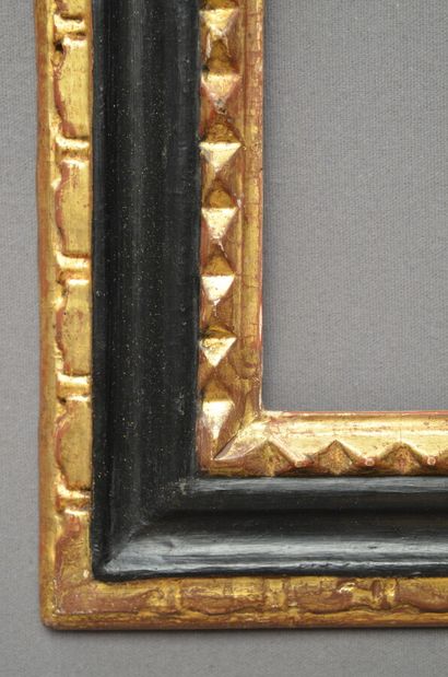 null CADRE à profil renversé en bois renoirci et doré 

Espagne, XVII -XVIIIème siècle

32,5...