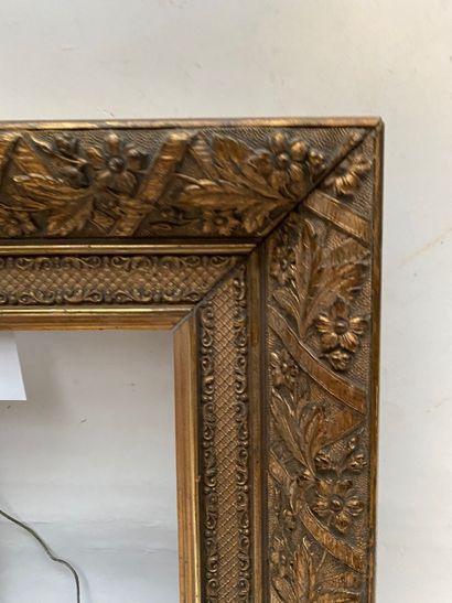 null CADRE en bois et stuc doré 

Style XVIIIème siècle 

19 x 9,5 x 9 cm