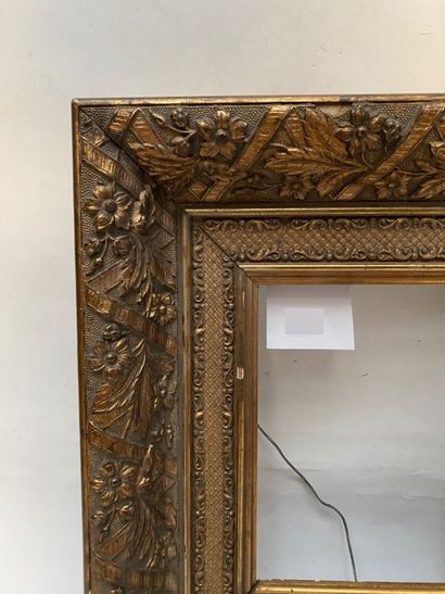 null CADRE en bois et stuc doré 

Style XVIIIème siècle 

19 x 9,5 x 9 cm