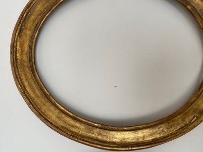 null Deux CADRES à vue ovale en bois mouluré et doré 

Début du XIXème siècle

le...