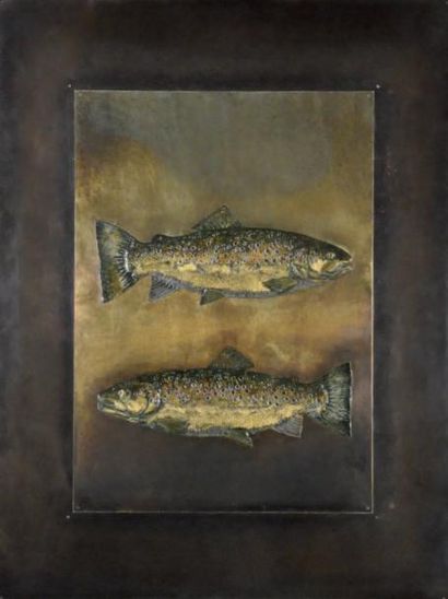 MACDONALD Sam (né en 1964) Two brown trout Etain, feuille d'or, laiton sur panneau,...