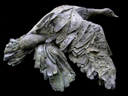 CHESADE (née en 1960) L'Envol, 2010 Haut-relief en bronze, patine « pierre grise...