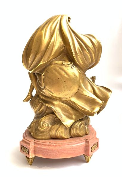  PENDULE borne en bronze doré et marbre rose veiné noir, à décor allégorique de l'Aurore,...