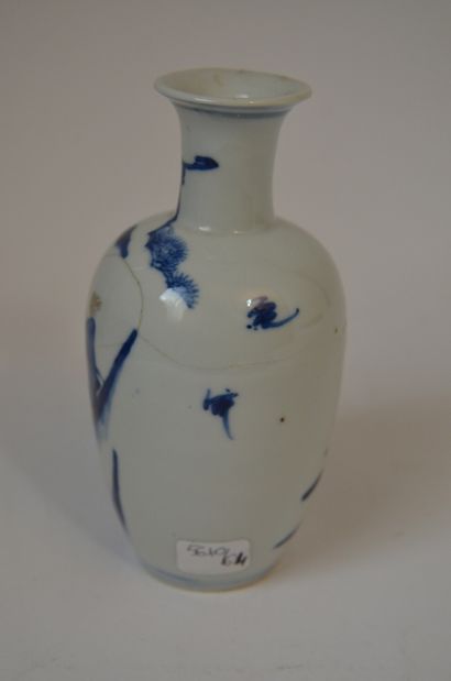 null Small blue-white porcelain VASE with dignitaries decoration, Mark (fèle)

China...