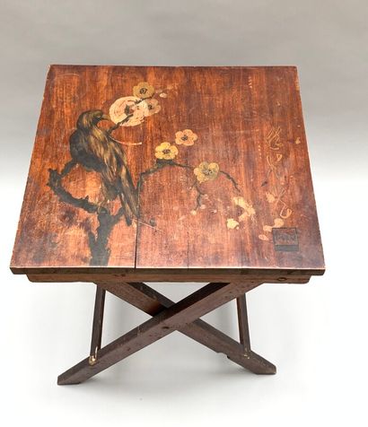 null TABLE carrée en bois naturel à décor peint d''un oiseau branché, piètement pliant....