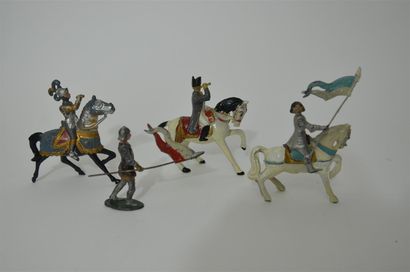 null Ensemble de quatre SOLDATS de PLOMB

Haut.: de jeanne d'arc : 11 cm