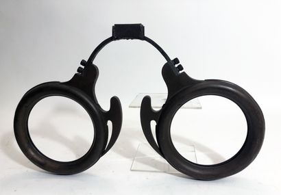 ENSEIGNE de lunettier en cuivre patiné 
XIXème...