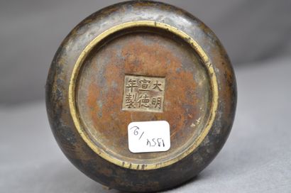 null CHINE - XVIIIe/XIXe siècle

Brûle-parfum en bronze à patine brune, deux anses...