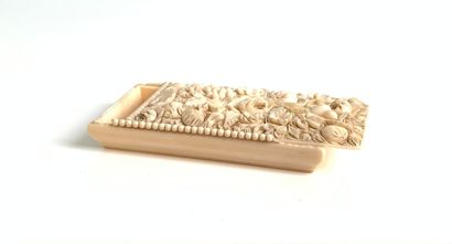 null Small box in ivory carved with fruits, fruits and shell. The sliding lid uncovers...