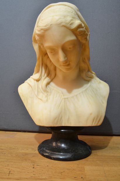 Buste de jeune femme en marbre blanc sculpté,...