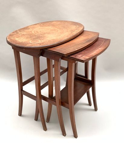  Trois TABLES gigognes à plateau ovale en bois de placage à filets de bois clair....