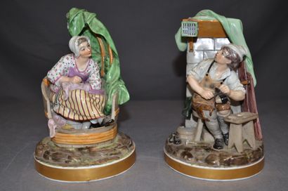 null Paris, 

Deux groupes en porcelaine : le cordonnier et Ravaudeuse

XIXème siècle

Petits...