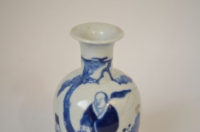 null Small blue-white porcelain VASE with dignitaries decoration, Mark (fèle)

China...