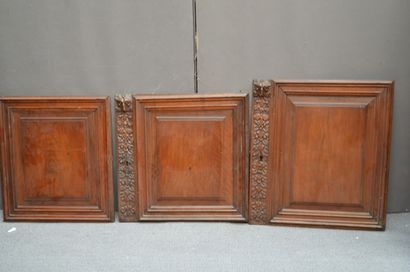 null QUATRES PORTES de buffet en noyer mouluré à décor Renaissance. (manques)

75,5...