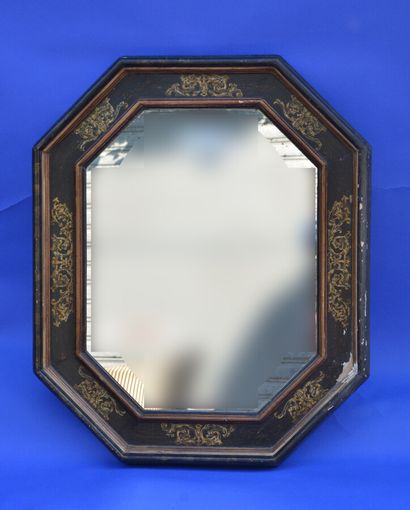 null Octagonal mirror with black cassetta frame and scrolls.

Style Italy XVII° century

83...