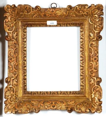 null CADRE en tilleul sculpté et doré à décor Bérain. Epoque Louis XIV. 20 x 24,5...