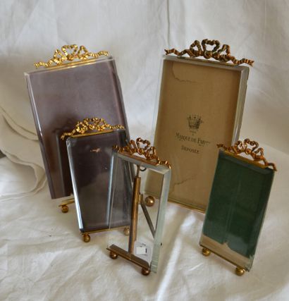 null Suite of five bevelled glass frames, brass frames with a ribbon bow.

Around...