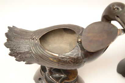 null CHINE - XVIIE et XVIIIE siècle

Deux canards formant brûle-parfum en bronze...