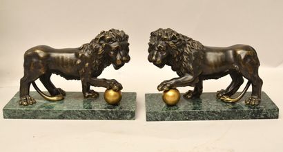 null Ecole italienne du XIXème siècle

Paire de lions dits "de la Villa Médicis"

Bronze...