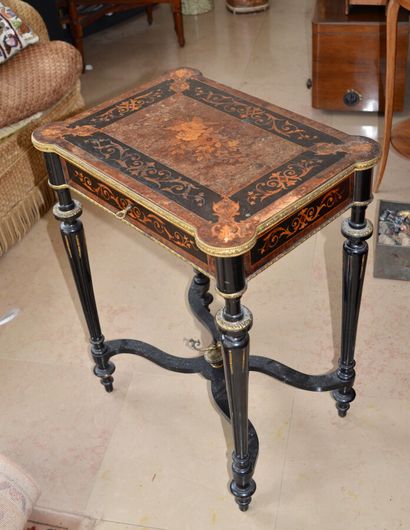 null Working table in rosewood veneer with flower marquetry on a burl background

Height...