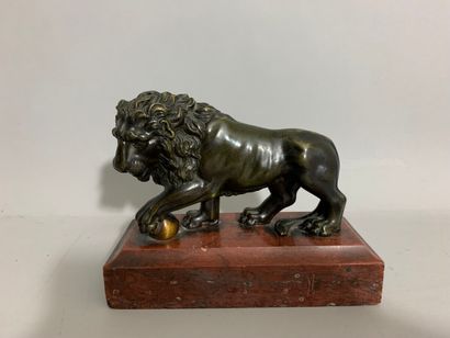  Ecole italienne du début du XIXème siècle 
Lion posant sa patte sur un boulet 
Bronze...