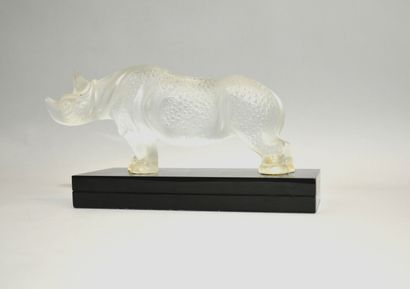 null LALIQUE 

Rhinoceros 

Produced in sandblasted moulded crystal, on a black rectangular...