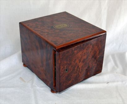 null Cubic cigar box in burl veneer, interior composed of drawers

19th century

Height...