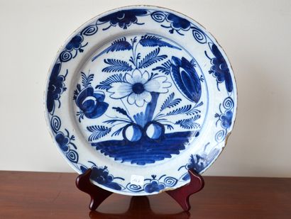 An earthenware PLAT with white and blue decoration...