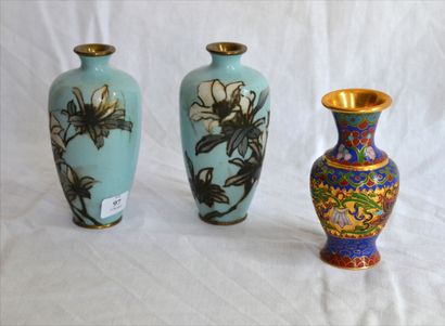 null Two small enamel vases with floral decoration plus one other

Height : 12cm...