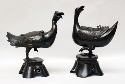  CHINA - 16th and 17th century 
Two ducks forming an incense burner in brown patina...