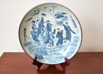 null A hollow porcelain PLAT decorated with a procession of 8 characters

A shot

China

diameter...