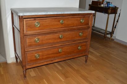 null COMMODE en acajou, placage d'acajou, ouvrant trois tiroirs montants demi colonnes,...