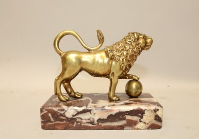 null Ecole duXVIII- XIXème siècle

Lion " Médicis"

Bronze doré sur un socle en marbre...